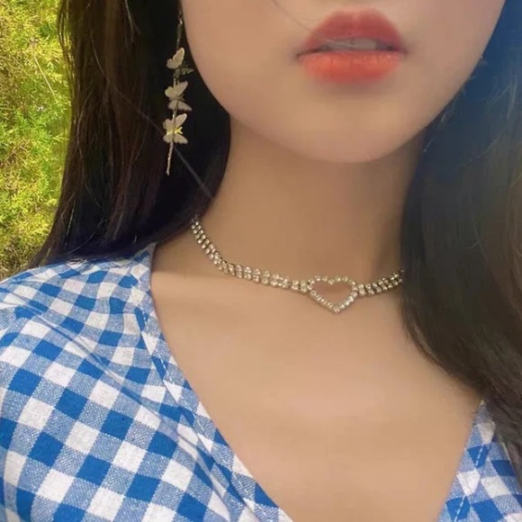 🌟 Silver Rhinestone Heart Pendant Necklace Choker - Picture 3 of 4